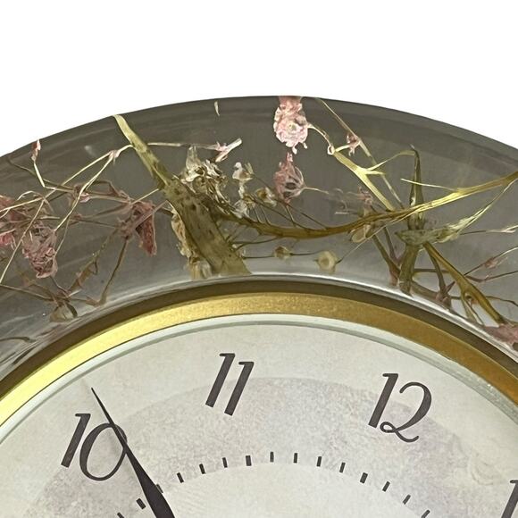 VTG Pastoral Dwelling Quartz Wall Clock Acrylic Resin Lucite Dried Flowers Works - Picture 4 of 5
